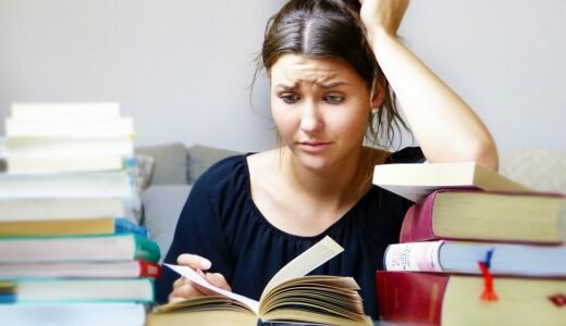 勉強に悩む女性